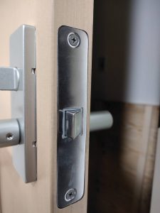 ドアノブ レバーハンドル に鍵を付けるには